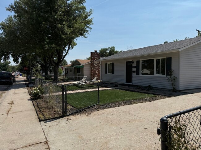 Building Photo - 1137 Pando Ave
