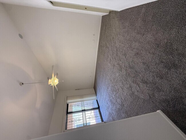 Building Photo - 45 E 9th Pl