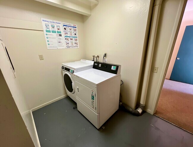 Building Photo - 320 Vía Casitas