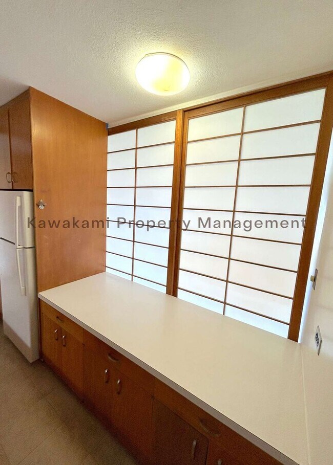 Building Photo - 18th Floor Queen Emma Gardens Apartment - ...