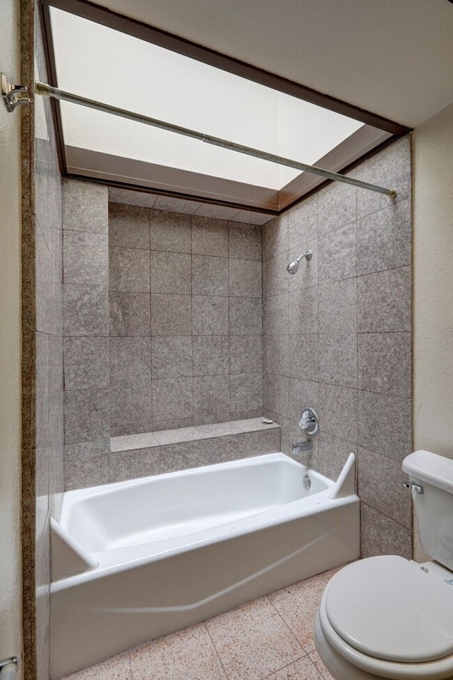 Building Photo - Spacious 4BR 2.75BA Tri-level home in quie...