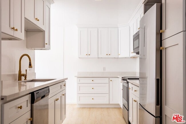 Building Photo - 406 N Oakhurst Dr