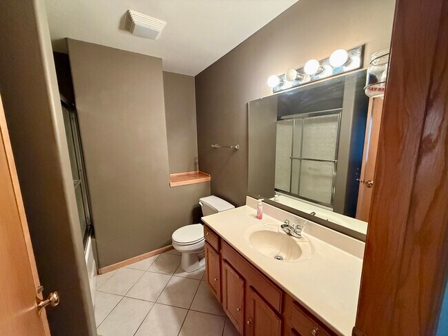 Building Photo - 721 Broderick Dr NE