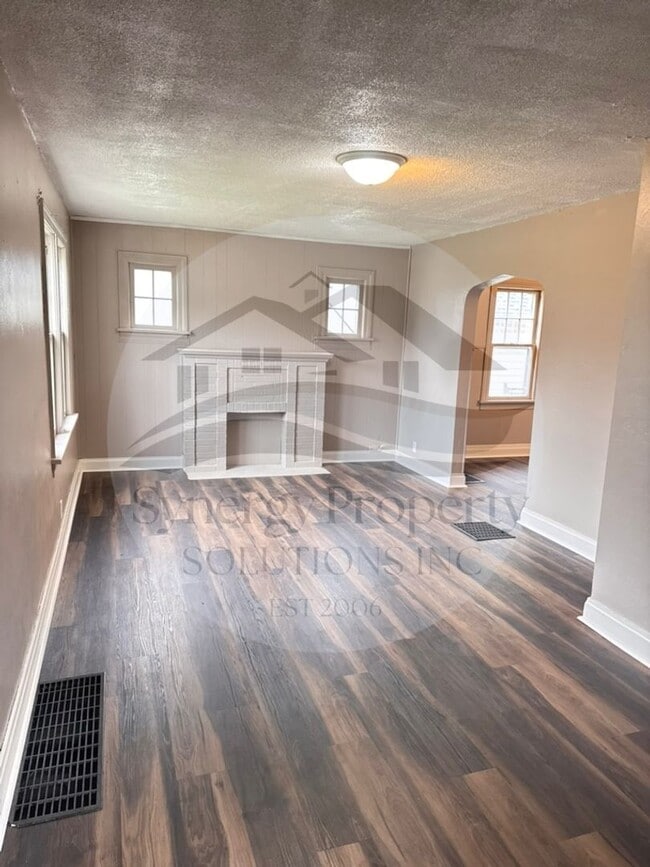 Primary Photo - Spacious Cape Cod