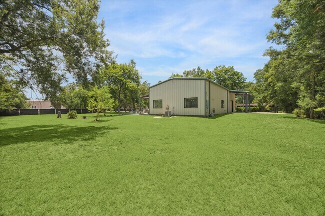 Building Photo - 1425 Oak Hollow Dr