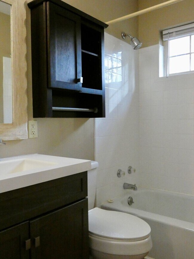 Building Photo - Two Bedroom Apartment - Great North Asheville Location!