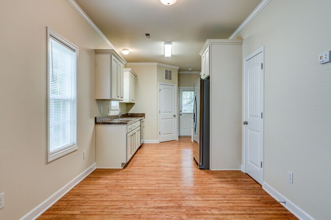 Building Photo - Feels Like New 3 Bed 2 Bath Minutes from H...