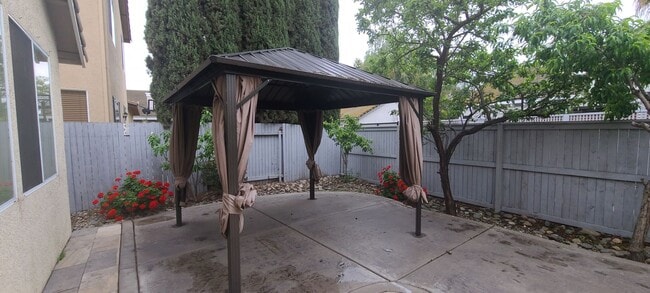 Building Photo - Beautiful 3 Bedroom 2 Bathroom Home in Des...