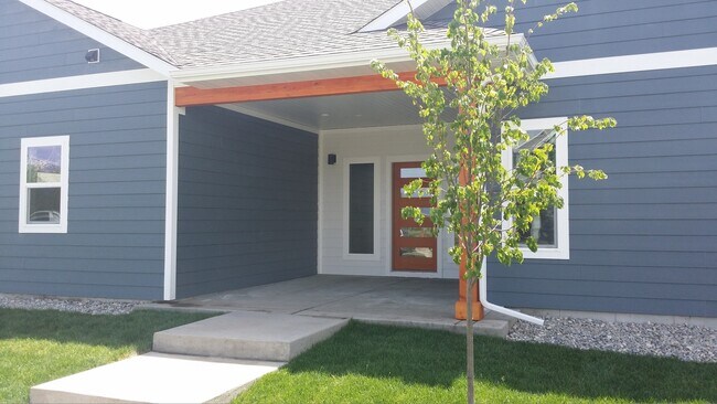 Building Photo - Large 3 Bed 2 Bath Home with 3 Car Garage