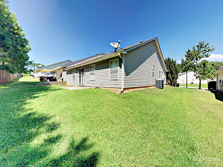 Building Photo - 2177 Red Oak Cir