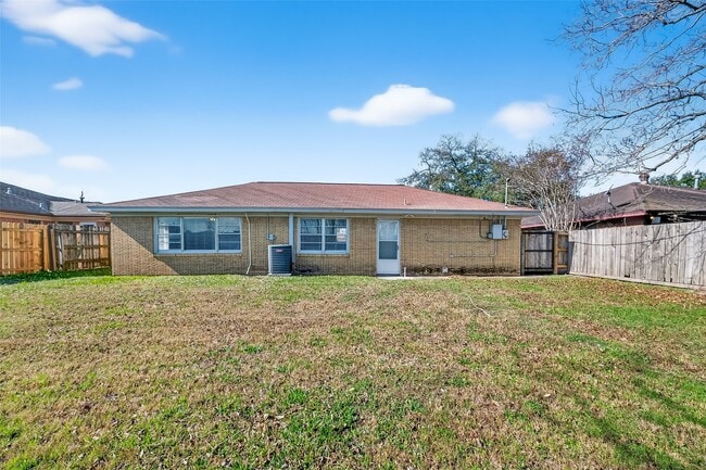 Building Photo - 1205 Alpha Dr