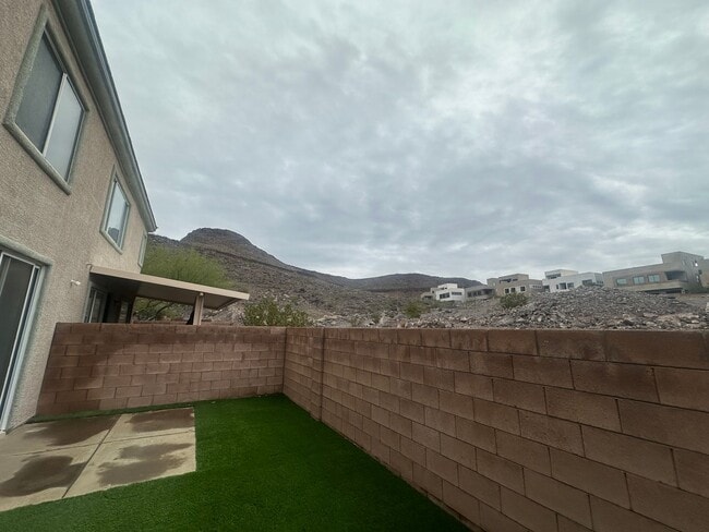 Building Photo - Great Townhome in Henderson Gated Community