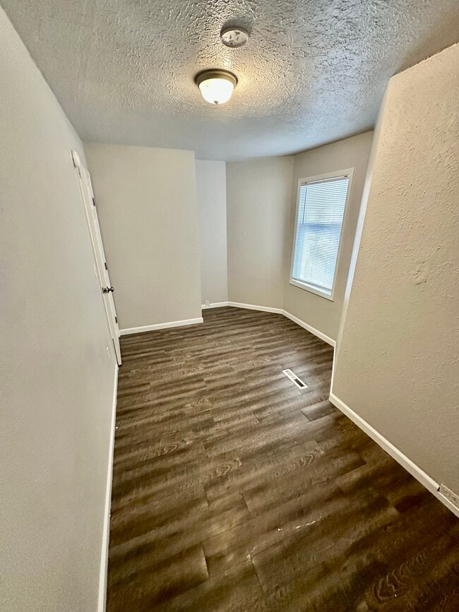 Building Photo - 947 E Augusta Ave