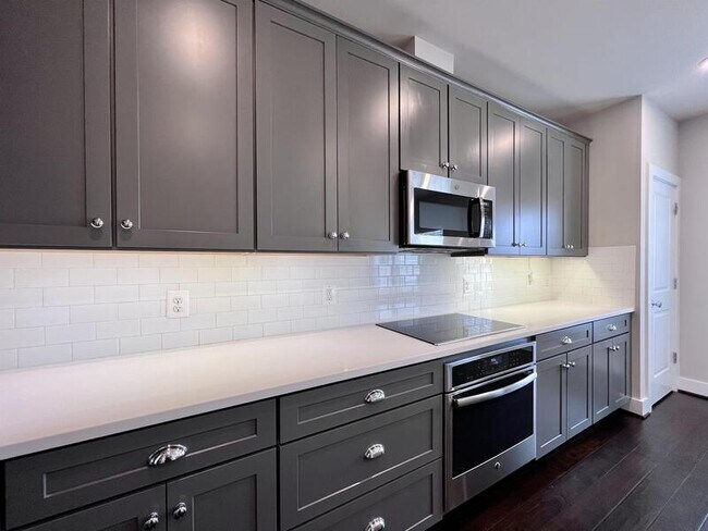 Building Photo - 818 Fern Pl NW