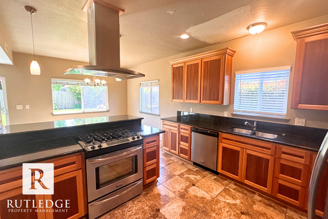 Building Photo - STUNNING 3 Bed/2.5 Bath House in Medford