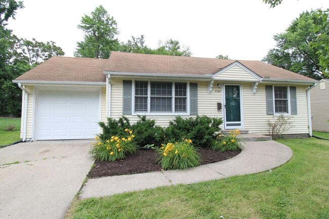 Primary Photo - 2 Bedroom 1 Bath Home In Overland Park Kansas