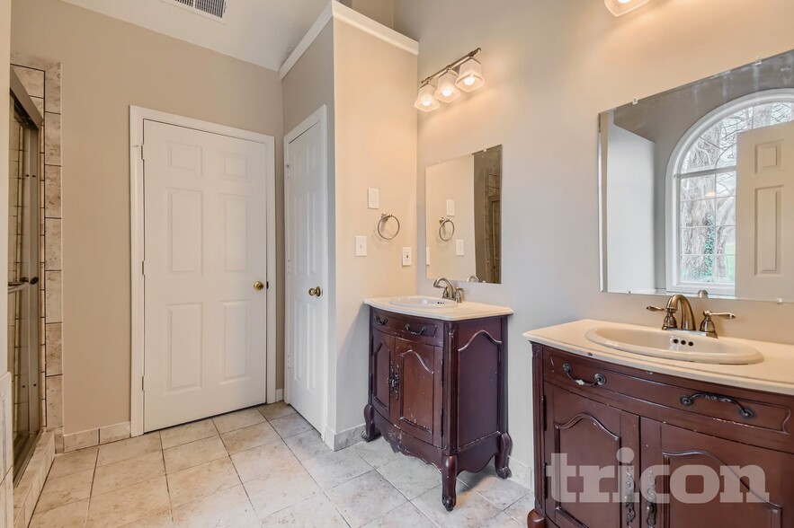 Building Photo - 407 Emerald Trce