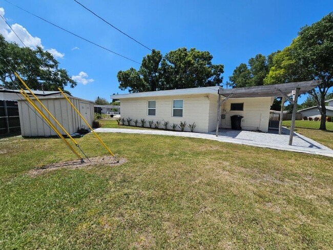Building Photo - Beautifully updated 3/2/1 1389 Sq. Ft. wit...