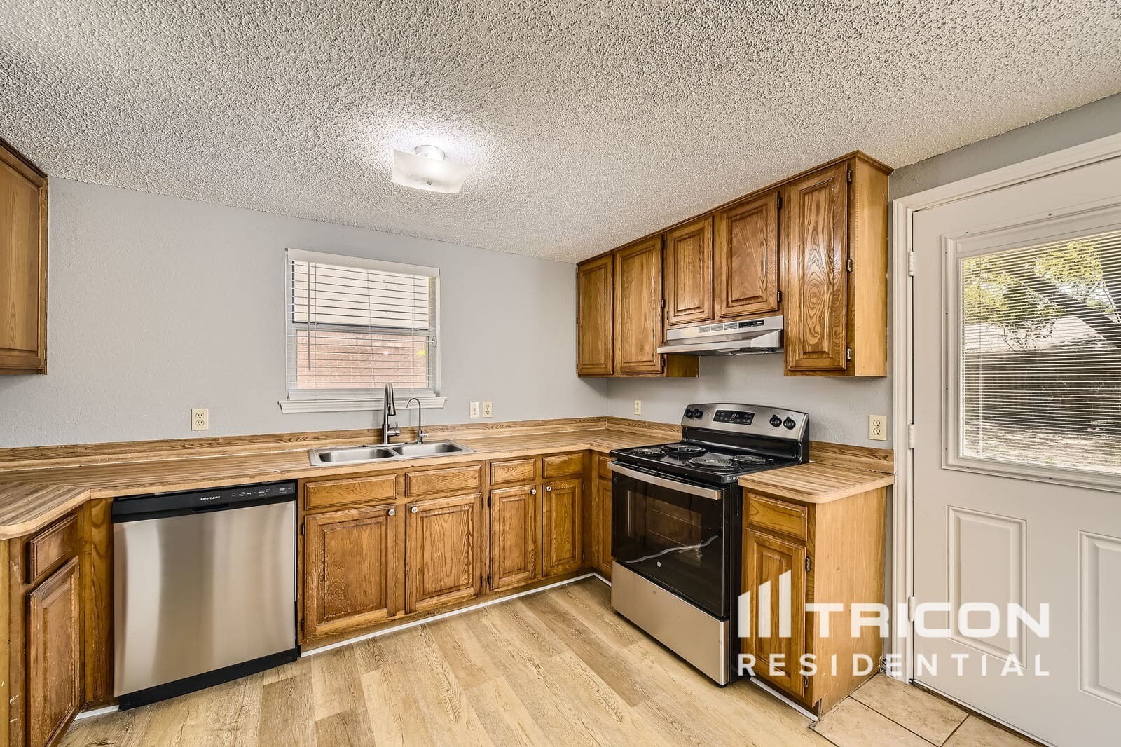 Building Photo - 909 Canary Ln