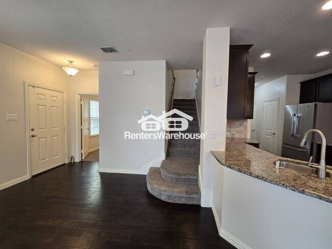 Building Photo - MOVE IN READY - Spacious 2-story townhouse...