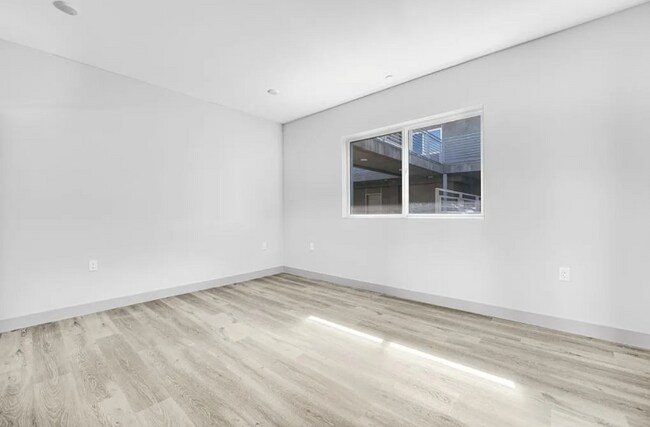 Building Photo - 7040 Woodman Ave