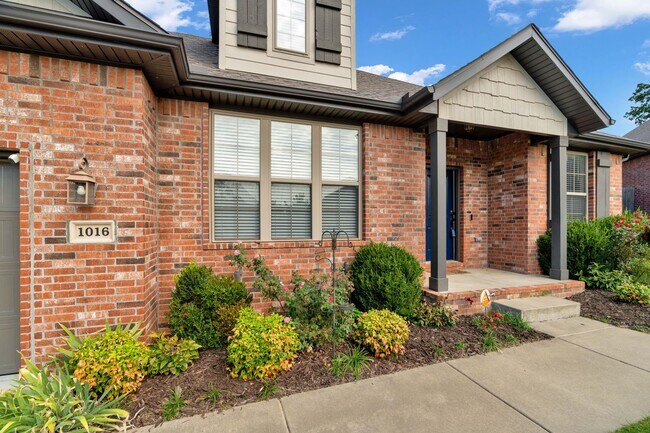 Building Photo - Very well maintained 4 Bed 3 Bath home in Great Location!