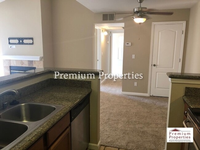 Building Photo - Move-in Ready 2BD/1BA Upper-Level, End Uni...