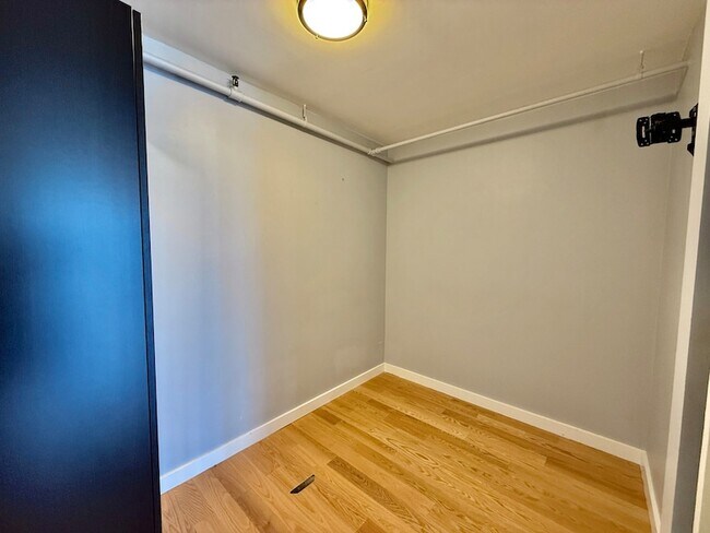 Building Photo - 111 W Maple St