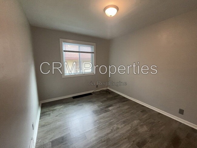 Building Photo - 714 E Vaile Ave