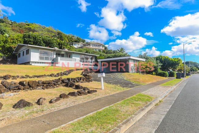 Building Photo - Lower Waialae Iki 3 Bedroom, 2 Bath Single...