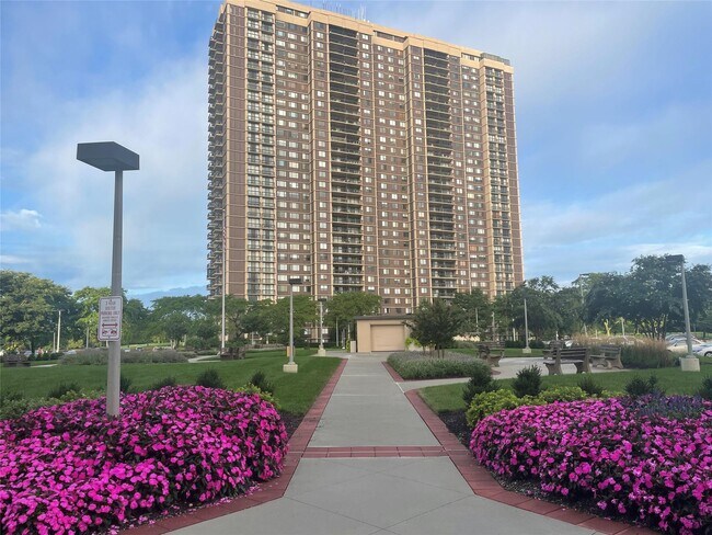 Primary Photo - 27110 Grand Central Pkwy