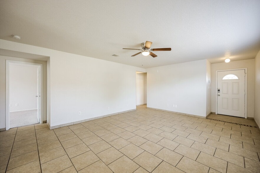 Building Photo - 2402 Sunview Lake