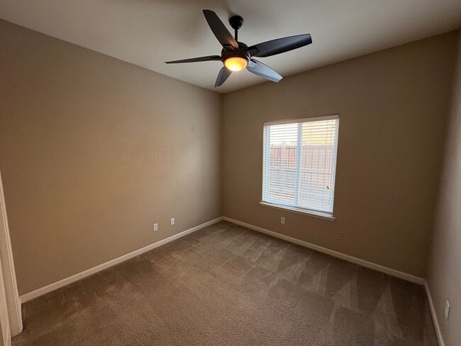 Building Photo - Spacious Tulare Home Available Now!