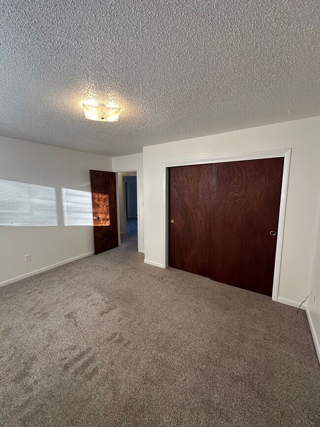 Building Photo - EM1304