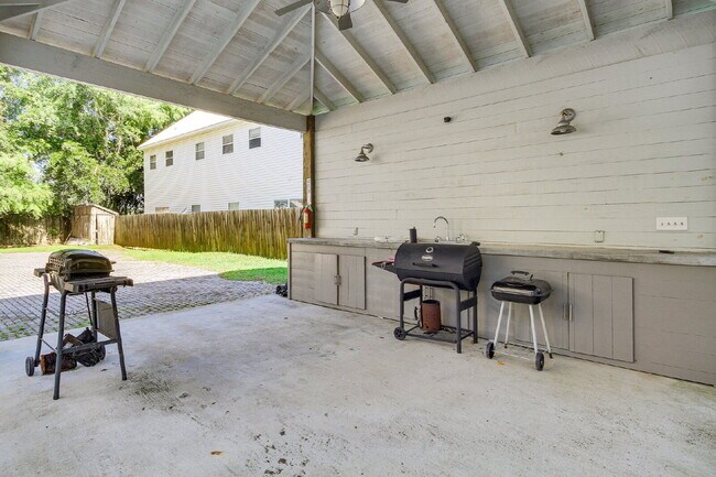 Building Photo - Great Biloxi 2/2 close to the beach!