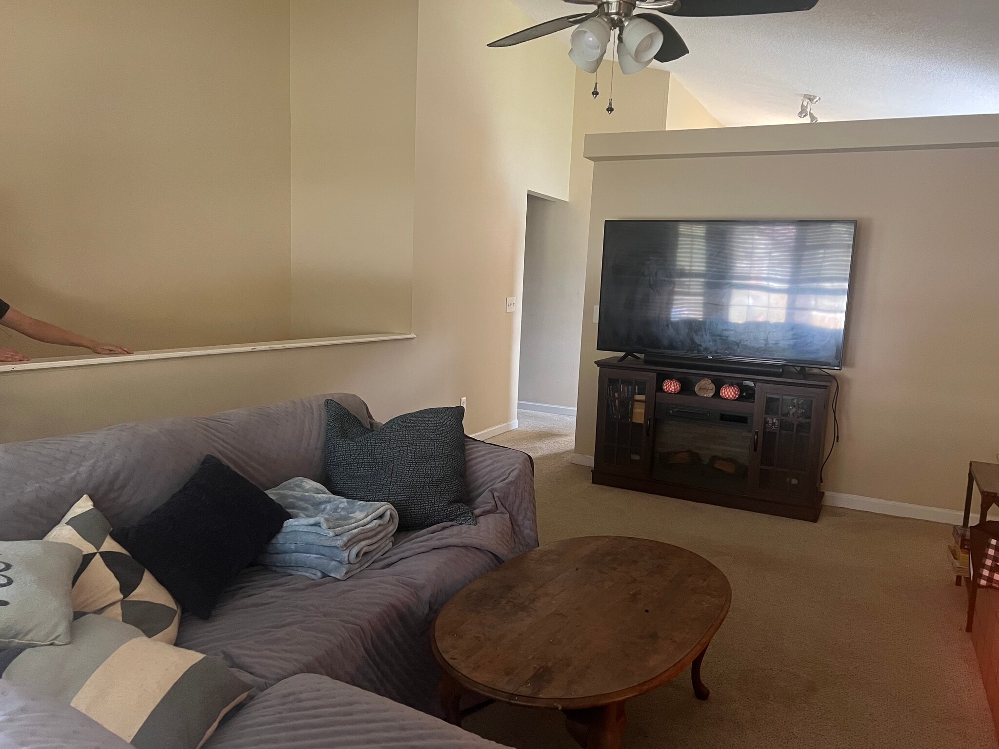 livingroom - vaulted - 6436 Long Timber Dr