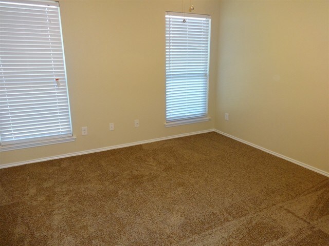 Building Photo - 915 Hidden Oaks Dr