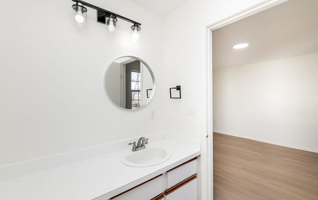 Building Photo - 4BR/2Ba house- Ready for new occupant!