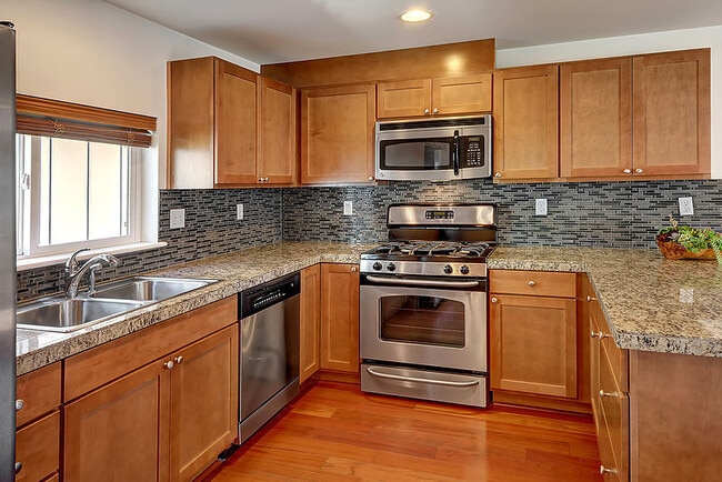 Building Photo - Gorgeous Townhouse in Green-Lake Community