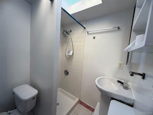 Building Photo - 25-12 14th Pl