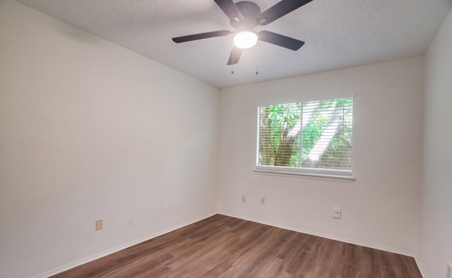 Building Photo - 10310 Little Pebble Dr