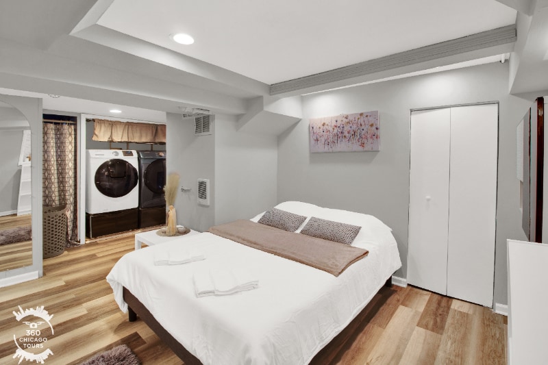 Building Photo - 2438 N Maplewood Ave