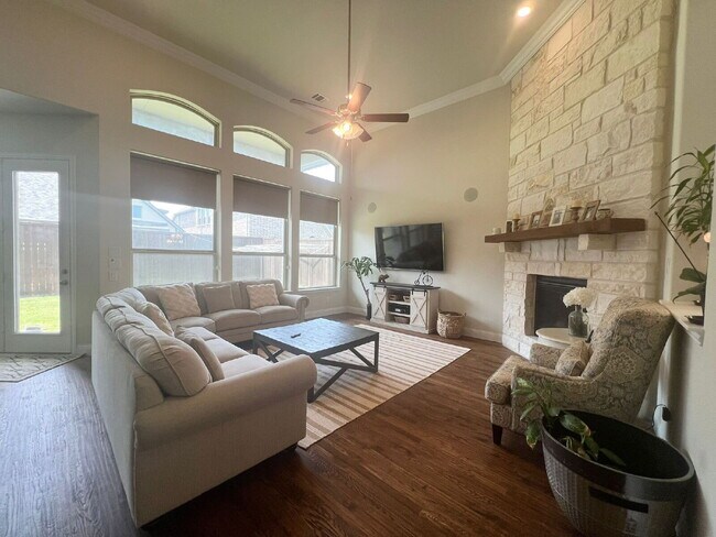 Building Photo - 5 Bed | 5 Bath | 3-Car Garage | 4,054 Sq f...