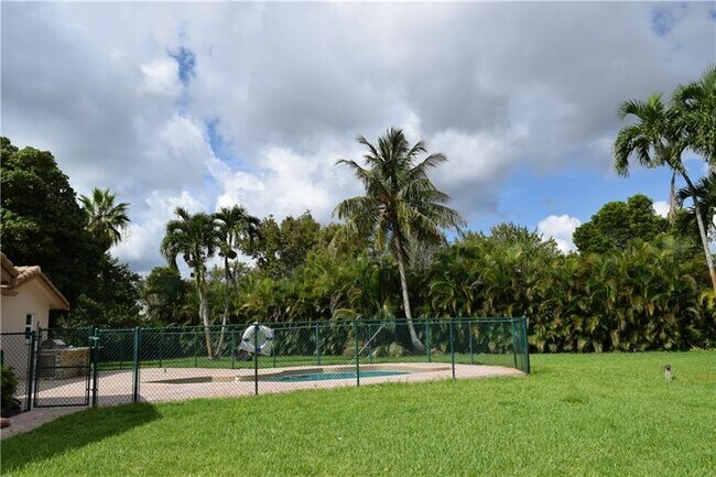 Building Photo - 4625 Glenwood Dr