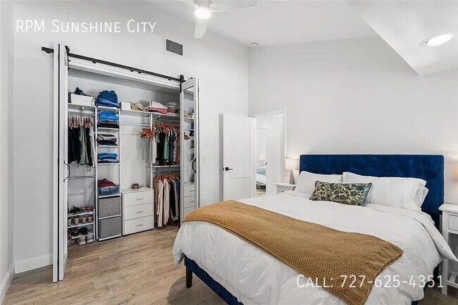 Building Photo - 14024 N Bayshore Dr