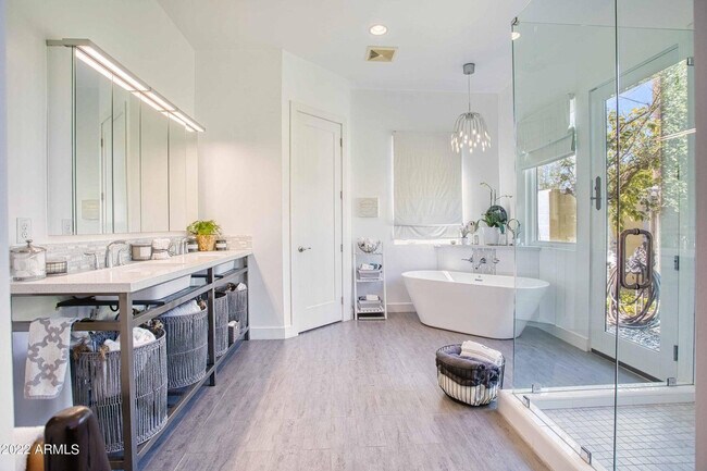 Building Photo - 3230 E Colter St