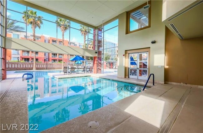 Building Photo - 2-Bedroom Corner Condo with Balcony & Amenities