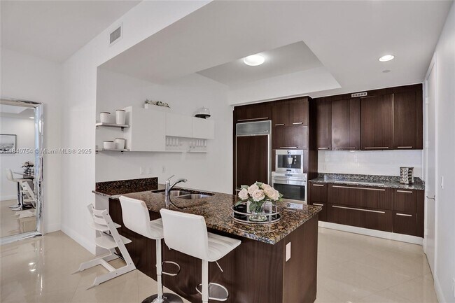 Building Photo - 15901 Collins Ave
