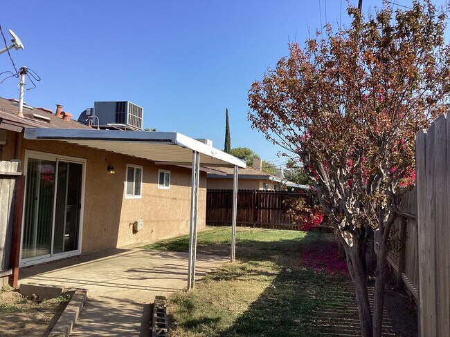 Building Photo - 4424-4426 E Dakota Ave