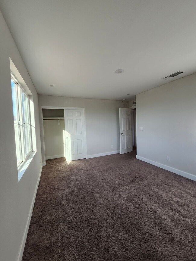 Building Photo - Beautiful Plumas Lake home on a large lot with SOLAR